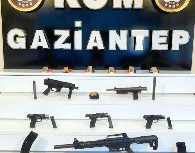 Gaziantep’te yapılan operasyonda kaçak silah ticareti yapan 12 şüpheli gözaltına
