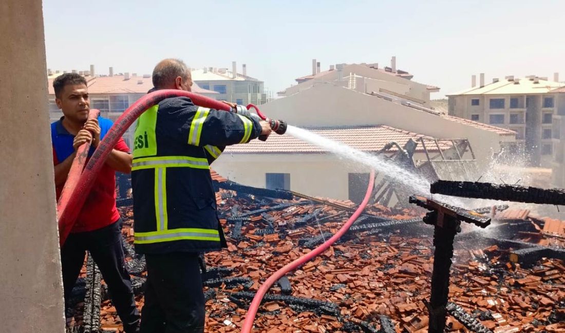 Besni ilçesinde yapımı devam eden 5 katlı deprem konutunun çatısında