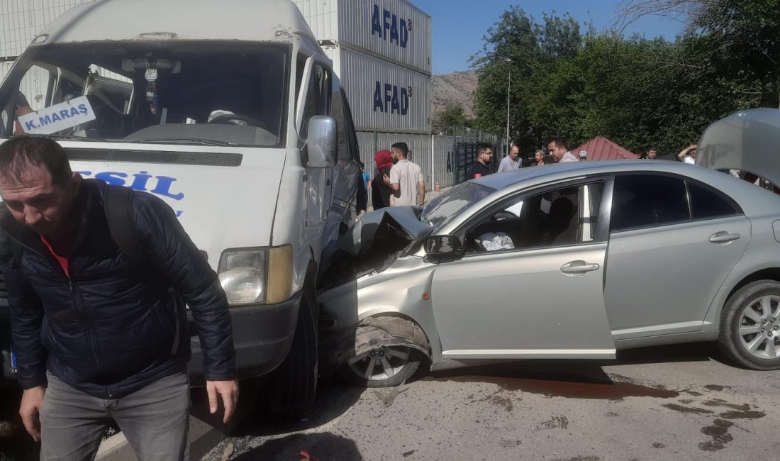 Türkoğlu ilçesinde meydana gelen trafik kazasında otomobil ile yolcu minibüsü