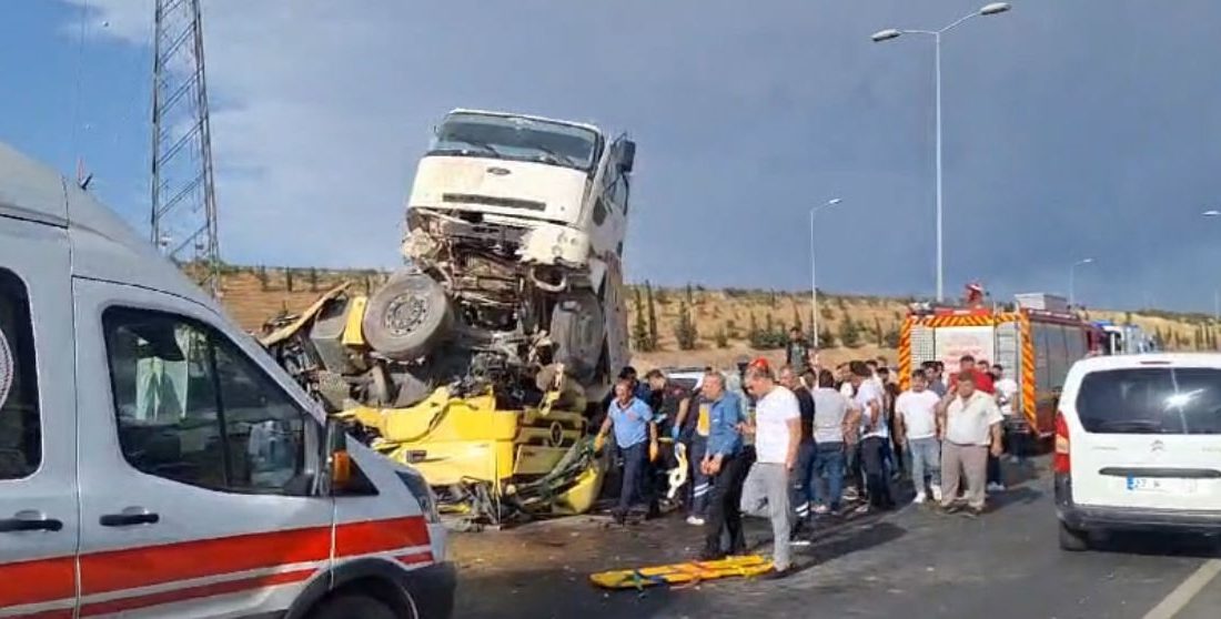 Gaziantep’te meydana gelen trafik kazasında sürücüsünün kontrolünden çıkan bir kamyon,