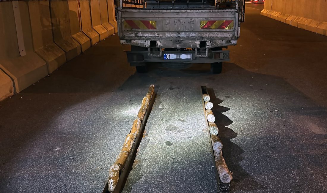 Adana’da polis ekipleri tarafından durdurulan bir kamyonette dedektör köpek ile
