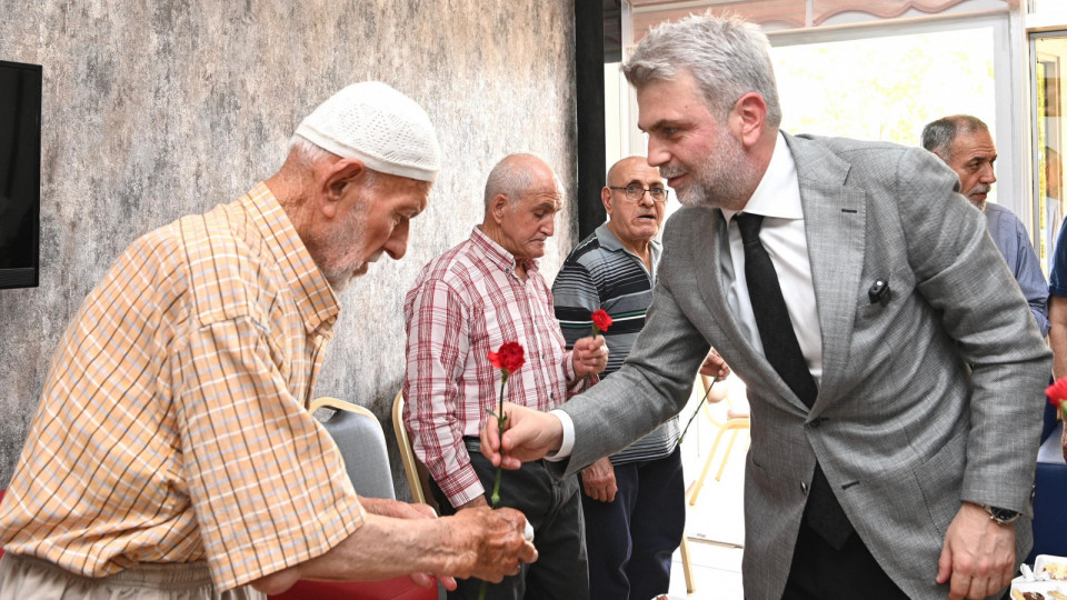 Kurban Bayramı arifesi huzurevini ziyaret ederek şehrin ulu çınarlarıyla bir