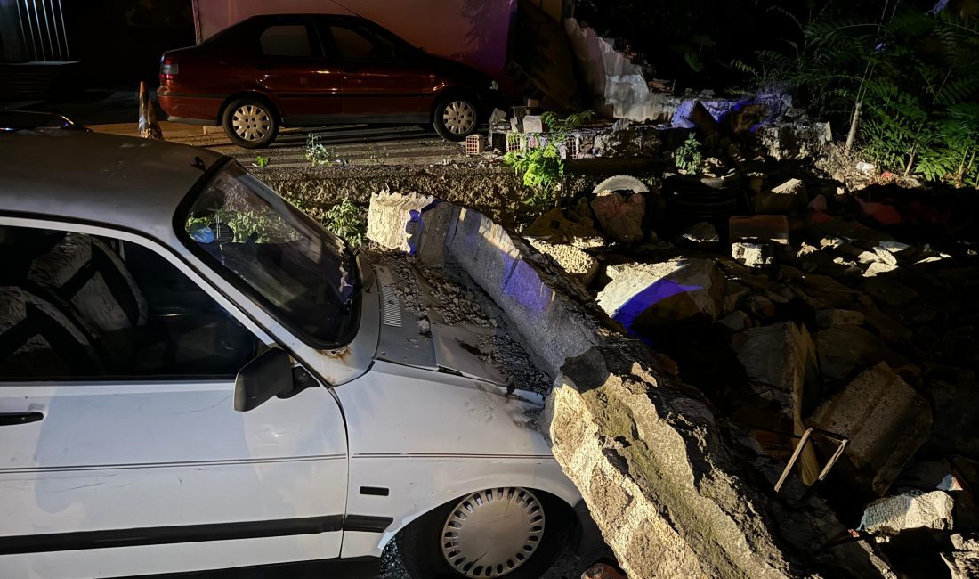 Kayseri’de bir apartmanın otoparkında meydana gelen olayda, bahçe duvarının devrilmesi