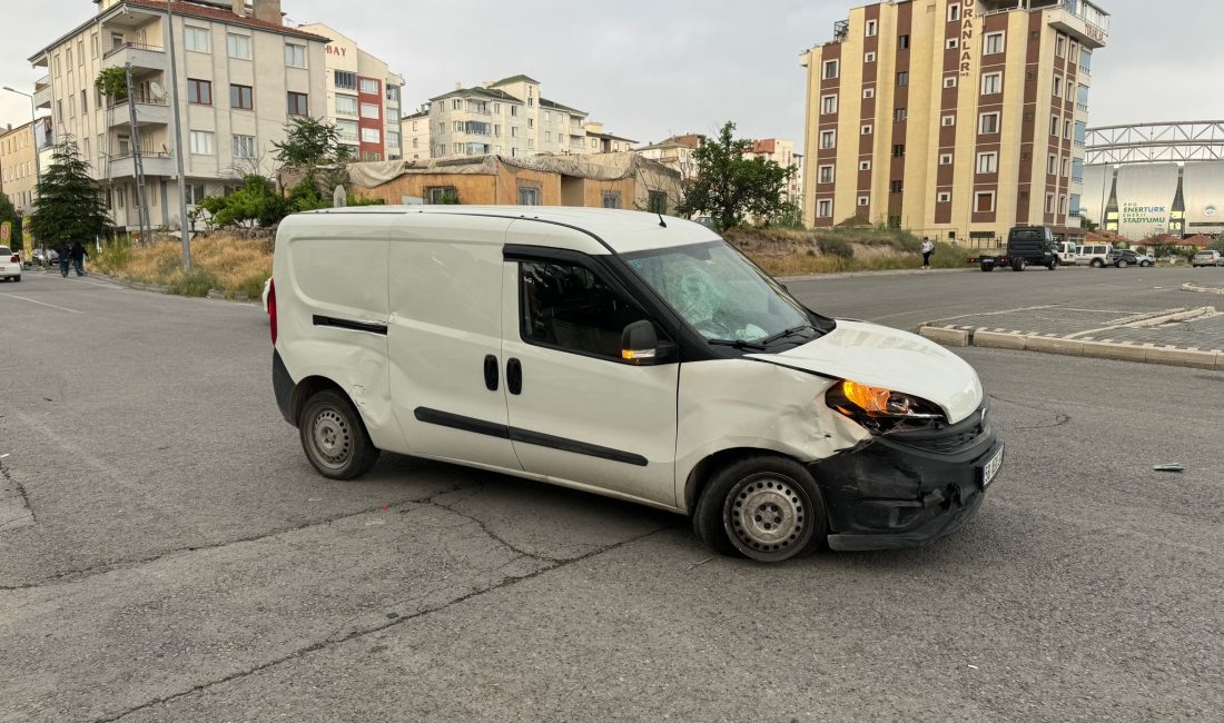 Kayseri Melikgazi ilçesinde meydana gelen trafik kazasında, hafif ticari araç