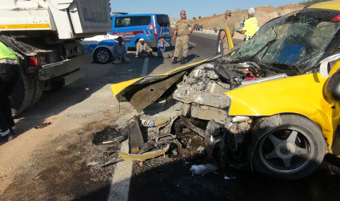 Kilis’te meydana gelen trafik kazasında hafriyat kamyonu ile ticari taksi