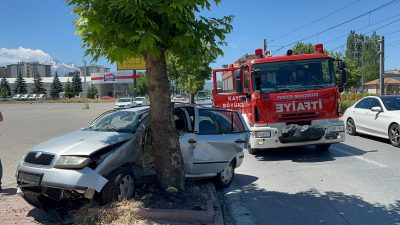 Kayseri’de bir otomobilin ağaca çarpması sonucu meydana gelen kazada, kurban