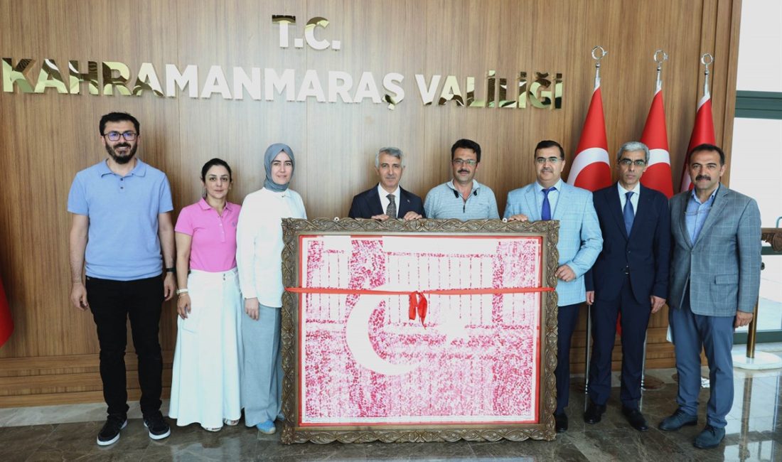 Vali Mükerrem Ünlüer, "Bağımsızlığımıza iz bırak" isimli Türk bayrağı çalışması