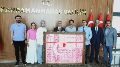 Vali Mükerrem Ünlüer, "Bağımsızlığımıza iz bırak" isimli Türk bayrağı çalışması