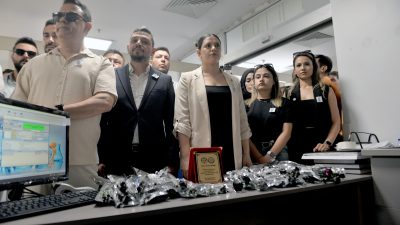 Adana’da Yüreğir ilçesinde bulunan bir apartmanın otoparkında etkileyici bir olay