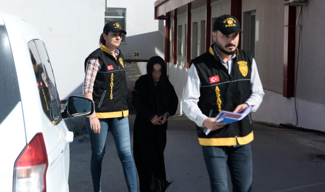 Adana’da bulunan yeni doğmuş bebeğin cansız bedeninin tren rayları kenarına