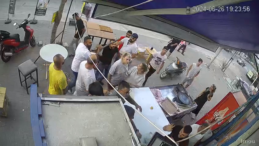 Adana’da yakınlarının boşanmasına neden olduğunu iddia eden 15 kişilik bir