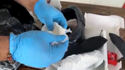 Adana’da polis ekipleri, otobüste yapılan aramada Selim S.’nin ayakkabısının tabanına
