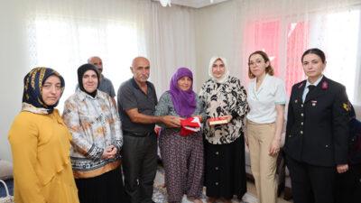 Dr. Selma Ünlüer, beraberindeki heyetle birlikte Mehmet Ali Horoz’un ailesiyle