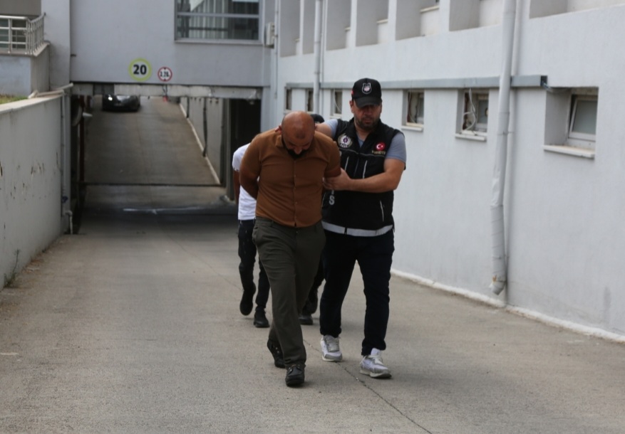 Adana’da polis ekipleri, uyuşturucu ticareti yaptıkları iddiasıyla takibe aldıkları 2