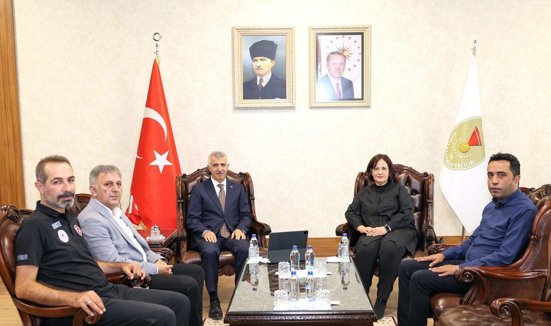 Valilik Ziyaret Defteri’ni imzalayan Varank, Kahramanmaraş Valisi Mükerrem Ünlüer ile