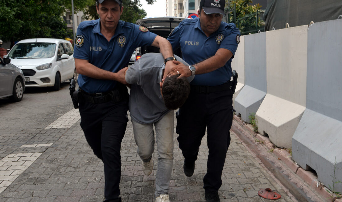 Adana’da bir parkta şüpheli bir kişi polisin dikkatini çekti. Yapılan