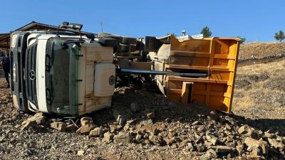 Kahramanmaraş’ın Türkoğlu ilçesinde kontrolden çıkan hafriyat kamyonu devrildi.  