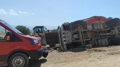 Kahramanmaraş’ın Çağlayancerit ilçesinde hafriyat yüklü kamyonun devrilmesi sonucu sürücü yaralandı.