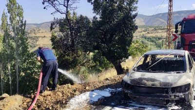 Kahramanmaraş’ın Çağlayancerit ilçesinde seyir halinde iken alev alan otomobil kullanılamaz