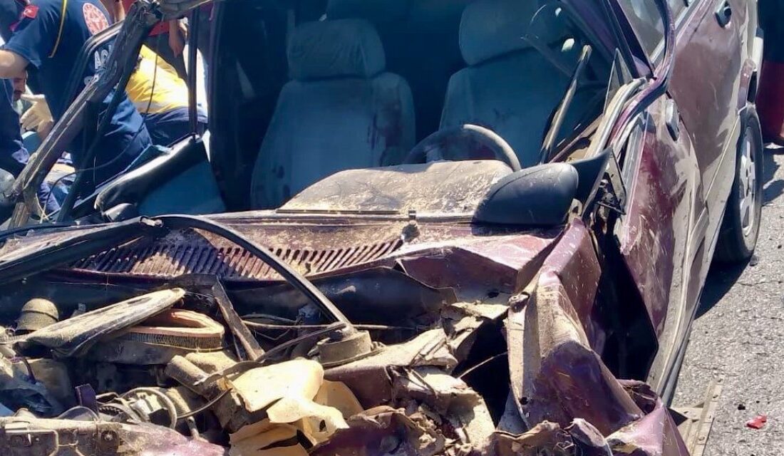 Kahramanmaraş'ın Türkoğlu ilçesinde yaşanan trafik kazasında, bir otomobil ile biçerdöverin