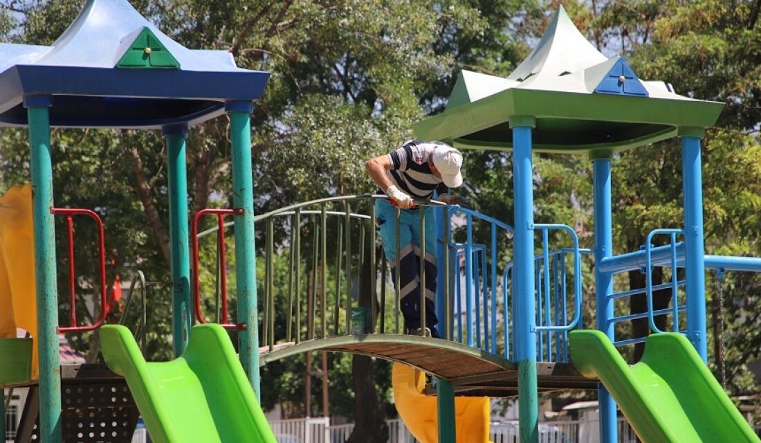 Dulkadiroğlu Belediyesi Park ve Bahçe Müdürlüğü ekipleri, parklarda bulunan oyun