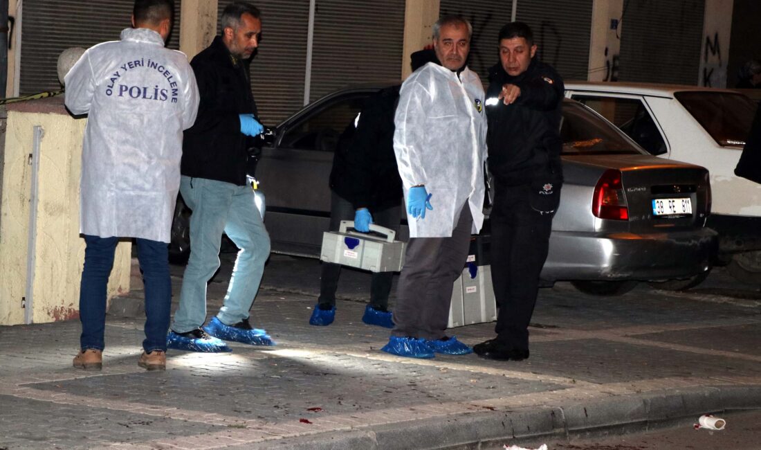 Kayseri’de sağlık ekiplerinin çağrısı üzerine hareket eden polis memurları ve