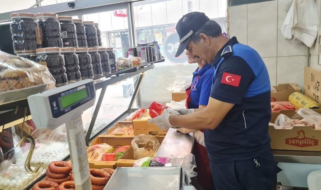 Kadirli Belediyesi Zabıta ekipleri, ekmek fırınlarında ve marketlerde denetlemelerine devam