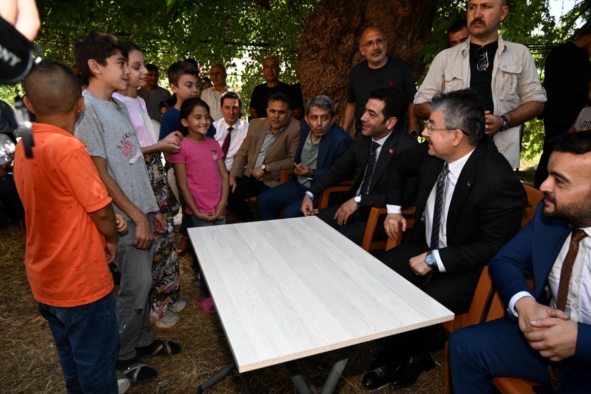 Osmaniye Valisi Dr. Erdinç Yılmaz, Yarpuz Köyü sakinleri ile bir