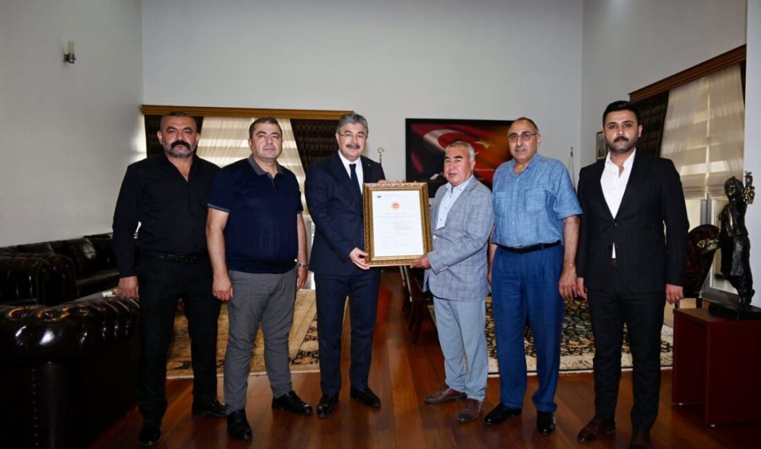 Osmaniye Valisi Dr. Erdinç Yılmaz’ı makamında ziyaret eden Osmaniye Ticaret