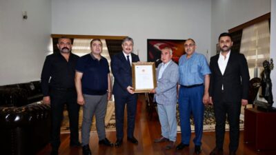 Osmaniye Valisi Dr. Erdinç Yılmaz’ı makamında ziyaret eden Osmaniye Ticaret