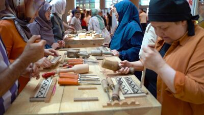 Büyükşehir Belediyesinin Ahşap Oyma Atölyesi, el sanatları ve oymacılığa ilgi