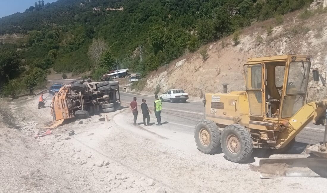 Kahramanmaraş’ın Andırın İlçesinde Kum yüklü kamyonun devrilmesi sonucu 1’i ağır