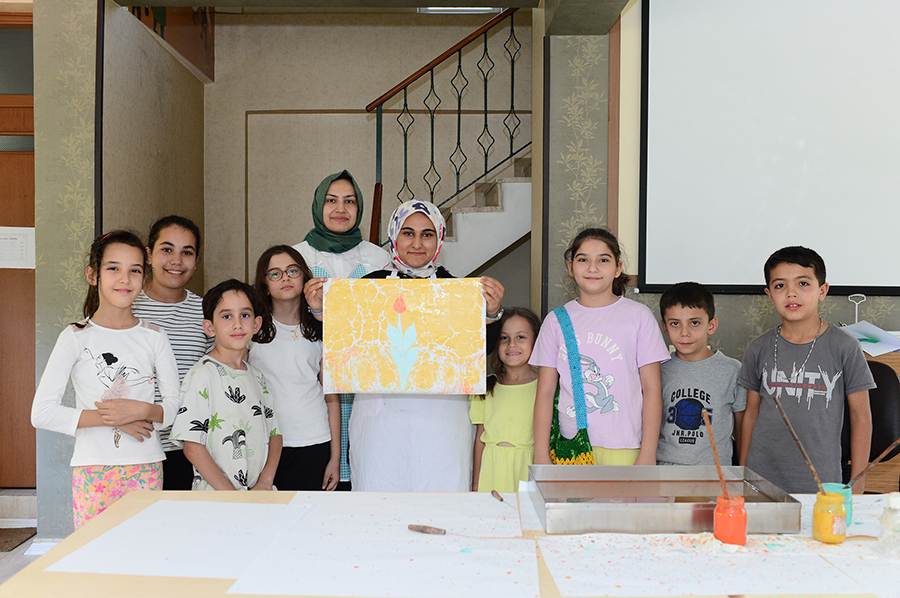 Büyükşehir Belediyesinin Çocuk Sanat Merkezi’nde düzenlediği Ebru Sanatı atölyesine minikler