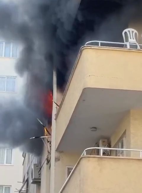 Adana’da 10 katlı bir apartmanın 8. katındaki bir dairede çıkan