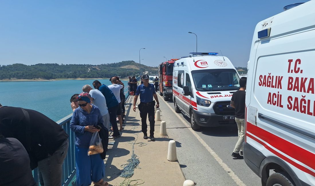 Adana’nın Çukurova ilçesinde bulunan Çatalan Köprüsü’nde bir otomobilin kontrolünü kaybederek