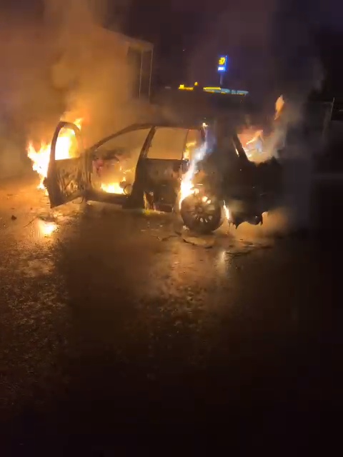 Kozan ilçesinde bir otomobil yanarak kullanılamaz hale geldi. Yangın, gece