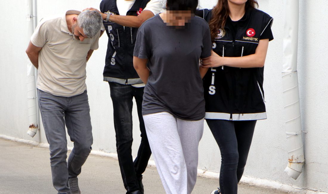 Adana’da polis ekipleri tarafından durdurulan hafif ticari araçta yapılan aramada,