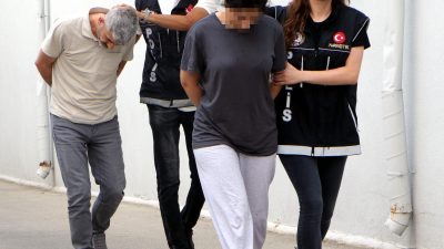 Adana’da polis ekipleri tarafından durdurulan hafif ticari araçta yapılan aramada,