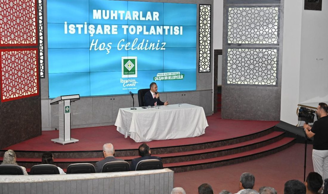Osmaniye Belediye Başkanı İbrahim Çenet, mahalle muhtarlarıyla bir araya geldi.
