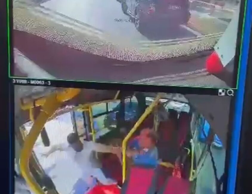 Adana’da bir dolmuş şoförü, trafikte karıştığı kavgada saldırıya uğradı. Olay,