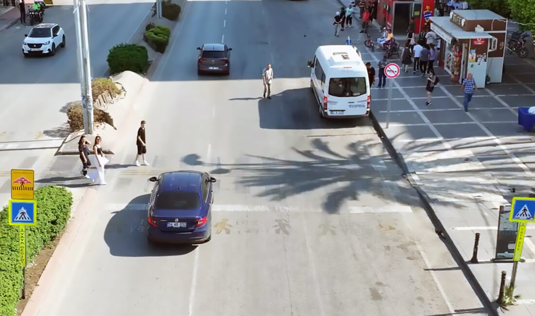 Adana’da trafik ışıklarının olmadığı yaya geçitlerinde yaya haklarına saygı göstermeyen