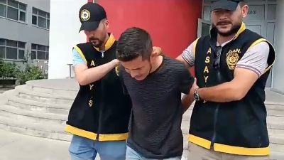 Adana’da durakta beklerken aralarındaki mesafe yüzünden otobüs şoförü ile tartışan