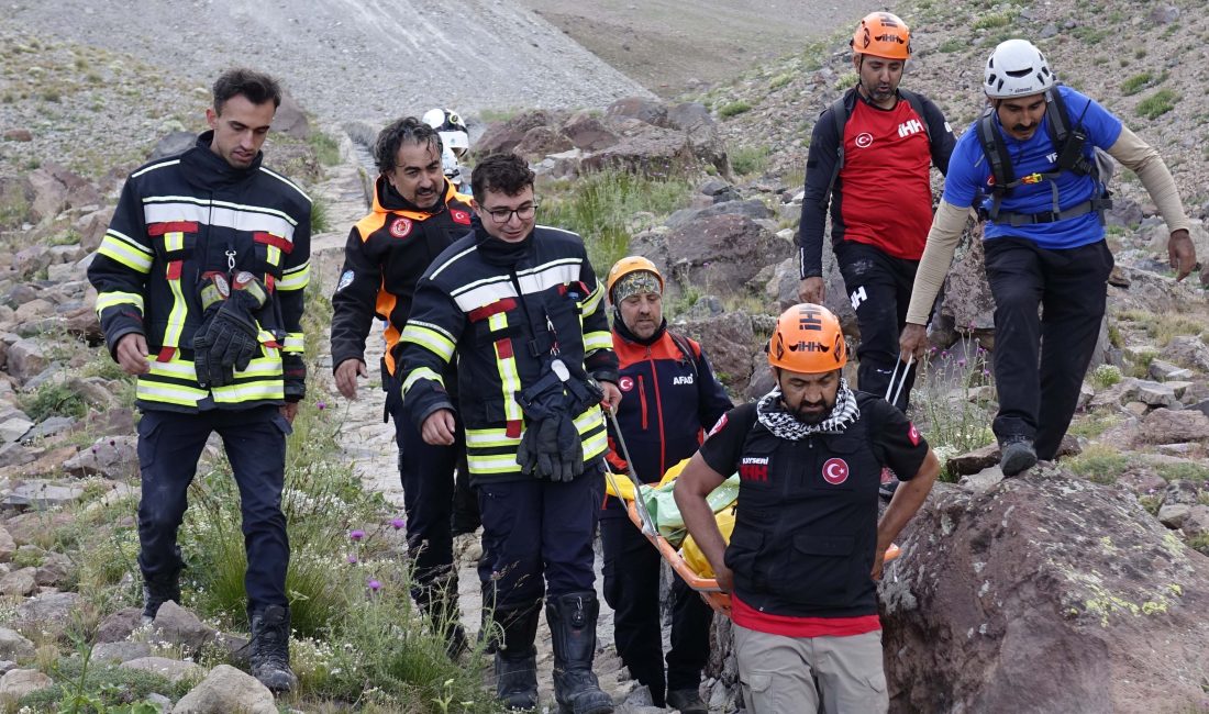 Kayseri’nin Erciyes Dağı’nda zirve tırmanışı yapmak üzere grup halinde dağa
