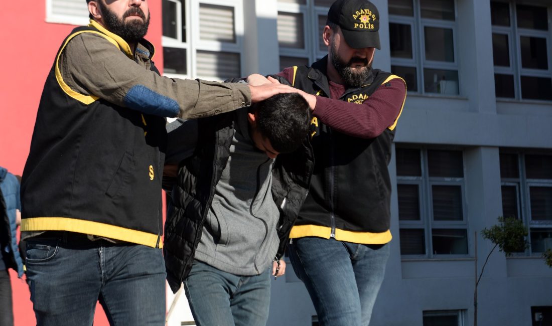 Adana’da bir barda yaşanan olayda, ‘Garson bakar mısın?’ sözü nedeniyle