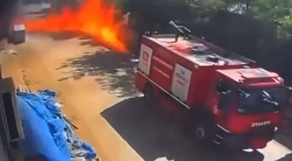 Gaziantep’in Oğuzeli ilçesinde bulunan bir boya fabrikasında çıkan yangın, çevrede