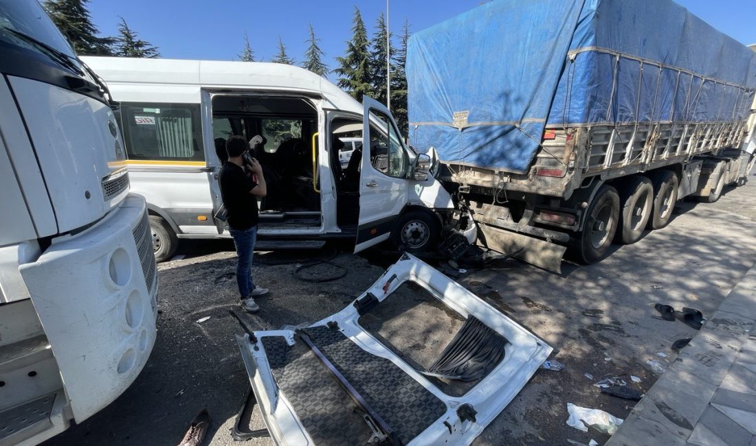 Gaziantep’te meydana gelen trafik kazasında, işçi servis minibüslerinin kafa kafaya