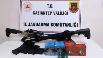 GAZİANTEP’te jandarma tarafından gerçekleştirilen operasyonda silah kaçakçılığı suçundan aranan 13