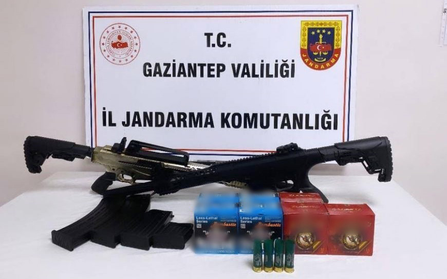GAZİANTEP’te jandarma tarafından gerçekleştirilen operasyonda silah kaçakçılığı suçundan aranan 13
