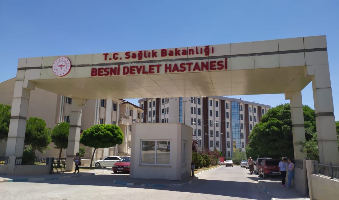Besni ilçesinde bir inşaat alanında çalışan Emre Yıldız, deprem konutlarının