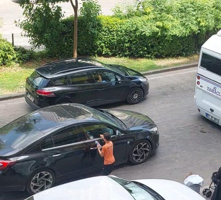 Adana’da trafik ışıklarında duran araç sürücülerine su satan ve elde